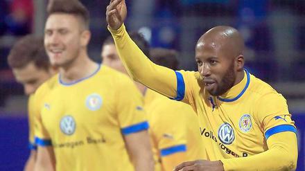 Braunschweigs Dominick Kumbela bejubelt seinen Treffer zur 1:0-Führung beim 2:0-Sieg des Tabellenführers über den SV Sandhausen.