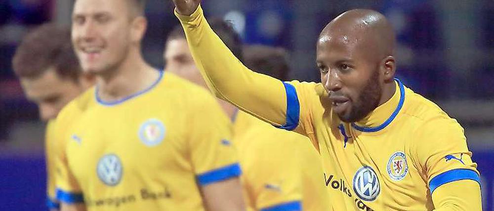 Braunschweigs Dominick Kumbela bejubelt seinen Treffer zur 1:0-Führung beim 2:0-Sieg des Tabellenführers über den SV Sandhausen.