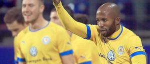 Braunschweigs Dominick Kumbela bejubelt seinen Treffer zur 1:0-Führung beim 2:0-Sieg des Tabellenführers über den SV Sandhausen.