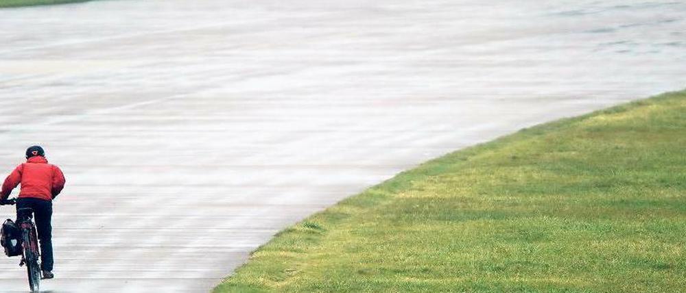 Wohin der Weg führt. Viele Menschen lieben die riesige Fläche mitten in der Stadt. Strittig ist nur, was man mit all dem Freiraum machen soll.