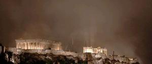 Akropolis mit dem Parthenon-Tempel. Polizisten setzten Tränengas gegen Demonstranten ein. Der Nebel stieg bis hinauf zu dem Kulturdenkmal.