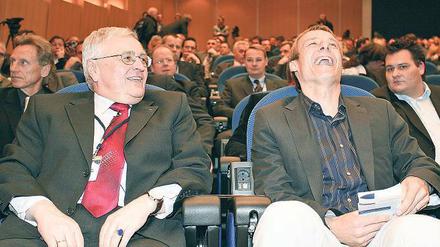 Dass er nicht lache. Der langjährige DFB-Chef Zwanziger (l.) rang mit dem kurzjährigen Bundestrainer Klinsmann um Macht. Foto: dpa