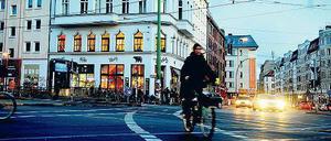 Immer öfter kontrolliert die Polizei die Beleuchtung der Fahrräder in Berlin. Dass diese Kontrollen nützlich sind, wird aber vom ADFC bezweifelt.