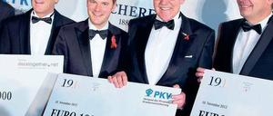 Geldsegen. 100.000 Euro-Schecks überreichten Vertreter von „docstogether“, der privaten Krankenversicherungen und von Mercedes Benz. Gesundheitsminister Daniel Bahr freute sich (zweiter v.l.). Foto: dpa