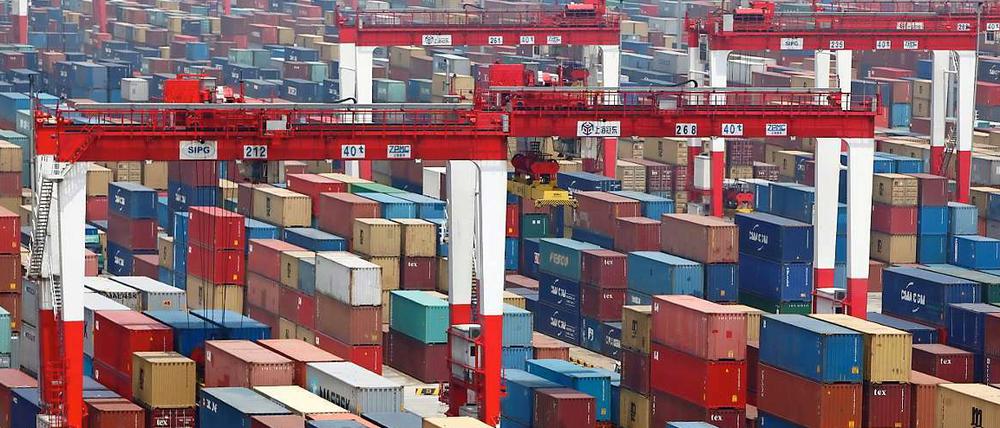 Umschlagplatz mit Zukunft. Vom Shanghaier Containerhafen aus gehen Waren in alle Welt.