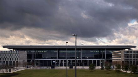 Dunkle Wolken über dem Terminal des BER: Neue Zweifel am Eröffnungstermin