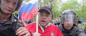 Bei einer Anti-Putin-Demo im Mai 2012 in Moskau wird ein Mann von zwei Polizisten festgenommen. Ein halbes Jahr nach den blutigen Unruhen gegen Kremlchef Wladimir Putin ist ein erster Teilnehmer zu viereinhalb Jahren Haftverurteilt worden. 