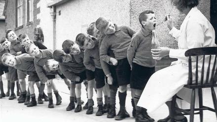 Prävention aus der Flasche. Seit Jahrzehnten wird Kindern Lebertran gegeben, um Krankheiten vorzubeugen. Nun wollen Forscher einen der Inhaltsstoffe, Vitamin D, in klinischen Studien mit tausenden Freiwilligen testen.