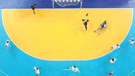Die Symmetrie eines Spiels. Akribisch müssen die verschiedenen Spielvariationen im Handball analysiert werden. Foto: dpa/Montage: Mika