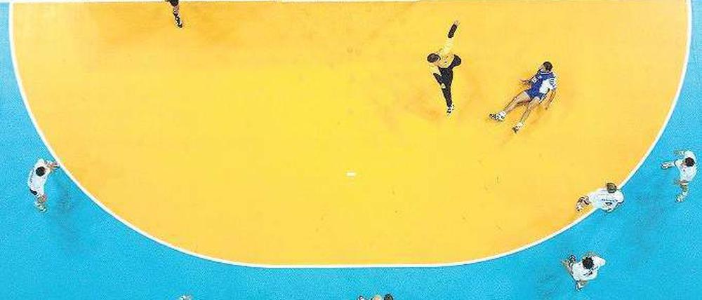 Die Symmetrie eines Spiels. Akribisch müssen die verschiedenen Spielvariationen im Handball analysiert werden. Foto: dpa/Montage: Mika