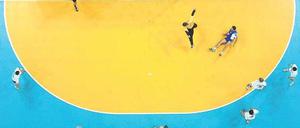 Die Symmetrie eines Spiels. Akribisch müssen die verschiedenen Spielvariationen im Handball analysiert werden. Foto: dpa/Montage: Mika