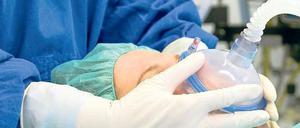 Weggetreten. Die Maske ist oft nur zur Beatmung da. 