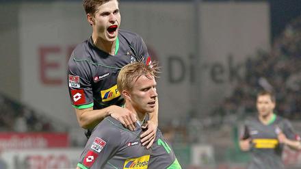 Tony Jantschke (o.) scheint sich mehr über den Ausgleichstreffer von Oscar Wendt zu freuen als der Torschütze selbst. Aber der dachte vielleicht noch an seinen Fehler vor dem 0:1-Rückstand. Gladbach gewann letztlich 3:2 gegen neun Fürther.