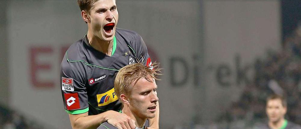 Tony Jantschke (o.) scheint sich mehr über den Ausgleichstreffer von Oscar Wendt zu freuen als der Torschütze selbst. Aber der dachte vielleicht noch an seinen Fehler vor dem 0:1-Rückstand. Gladbach gewann letztlich 3:2 gegen neun Fürther.