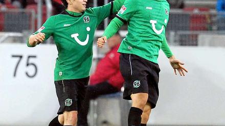 Als Mohammed Abdellaoue (r.) in der 66. Minute ins Spiel kam, hatte seine Mannschaft gerade aus einem 0:2 ein 2:2 gemacht. Der Hannoveraner setzte noch einen Doppelpack drauf, Endstand 4:2 für Hannover 96.