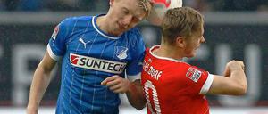 Hoffenheims Rechtsverteidiger Andreas Beck (l.), hier im Kopfballduell mit Ken Ilsö, bereitete einen Treffer beim 1:1 zwischen Hoffeneheim und Fortuna Düsseldorf mit einer Flanke vor.