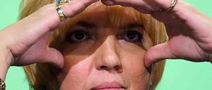 Sie schaut nach vorn. Grünen-Parteichefin Claudia Roth will trotz des schlechten Ergebnisses bei der Urwahl wieder antreten.