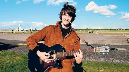 „I’m your’s“. Den Song von Jason Mraz mag Jonny Kersten am liebsten. Für den 22-Jährigen aus Tempelhof ist Straßenmusik „ein gut bezahlter Nebenjob“. 