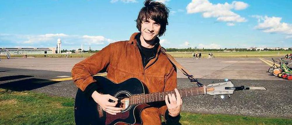„I’m your’s“. Den Song von Jason Mraz mag Jonny Kersten am liebsten. Für den 22-Jährigen aus Tempelhof ist Straßenmusik „ein gut bezahlter Nebenjob“.