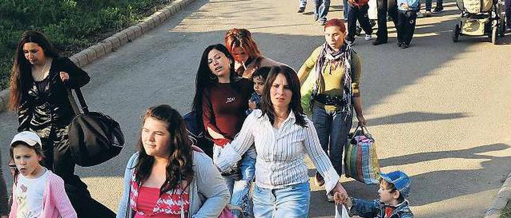 Auf der Flucht. Frauen und Kinder in Ostungarn verlassen aus Angst vor Rechtsradikalen ihr Zuhause.
