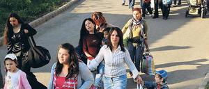 Auf der Flucht. Frauen und Kinder in Ostungarn verlassen aus Angst vor Rechtsradikalen ihr Zuhause. 