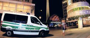 Präsenz zeigen. Eine Polizeistreife am Alexanderplatz