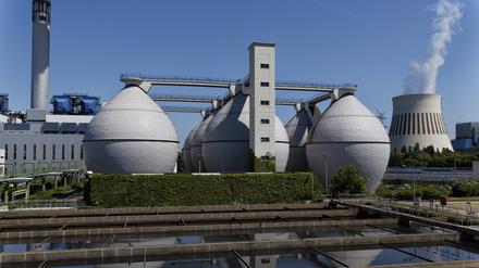 Vorklärbecken und Faulschlammtürme im Klärwerk Berlin-Ruhleben, das die Abwässer eines Großteils von Berlin reinigt.