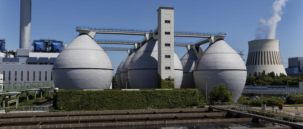 Vorklärbecken und Faulschlammtürme im Klärwerk Berlin-Ruhleben, das die Abwässer eines Großteils von Berlin reinigt.