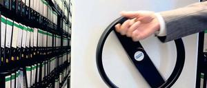 Akten und Fakten. Informationen landen bei Geheimdiensten im Archiv – und bisweilen auch im Reißwolf.