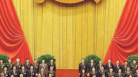 Generationswechsel. Bei der Abschlusszeremonie in der Großen Halle des Volkes in Peking steht die Führungsriege der Kommunisten auf.
