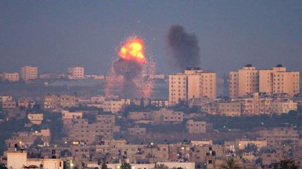 Eine Explosion im Gazastreifen nach einem Luftangriff Israels.
