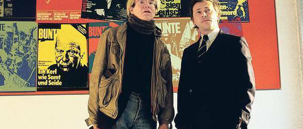 Freundschaft – Friendship. Hubert Burda (rechts) und Andy Warhol 1983 vor Warhols Arbeit, für die der Popkünstler Titelblätter der „Bunten“ nutzte.Foto: Burda Medien