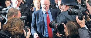 Hochseriöse Nachrichten. Die Sendeanstalt hat sich mit Fehlern bei der Aufarbeitung eines Missbrauchsskandals in eine Krise manövriert. Chef Entwistle (Mitte) muss gehen. Foto: dpa