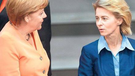 Zu demütig? Bundeskanzlerin Angela Merkel und die Arbeitsministerin. 