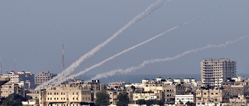 Raketen werden aus dem Gaza-Streifen in Richtung Tel Aviv abgefeuert.