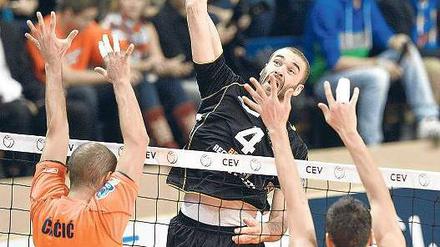 Durch die Mitte. Berlins Aleksandar Spirovski zieht durch. Foto: City-Press