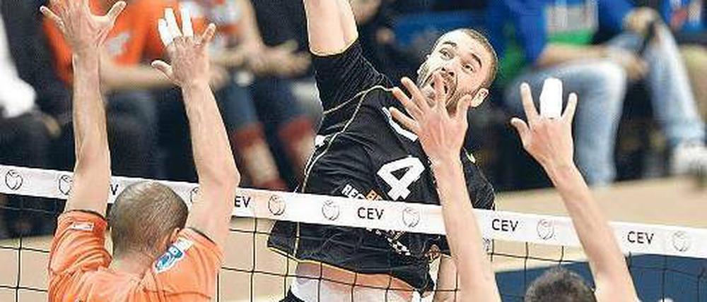 Durch die Mitte. Berlins Aleksandar Spirovski zieht durch. Foto: City-Press