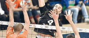 Durch die Mitte. Berlins Aleksandar Spirovski zieht durch. Foto: City-Press