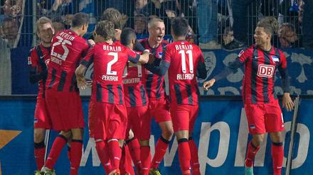 Selbst beim 6:1 kam die ganze Mannschaft noch zusammen, um den Torschützen Ben Sahar (verdeckt) zu seinem ersten Ligator zu gratulieren.