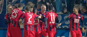 Selbst beim 6:1 kam die ganze Mannschaft noch zusammen, um den Torschützen Ben Sahar (verdeckt) zu seinem ersten Ligator zu gratulieren.