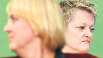 Von Verlierern wollte in der Partei niemand reden. Aber Claudia Roth (vorn) und Renate Künast erreichten ihr Ziel nicht. Foto: Gero Breloer/dpa