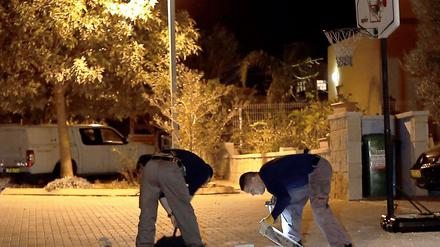 Spezialisten der israelischen Polizei untersuchen einen Sprengkörper im Süden Israels in der Nähe der Grenze zum Gazastreifen.