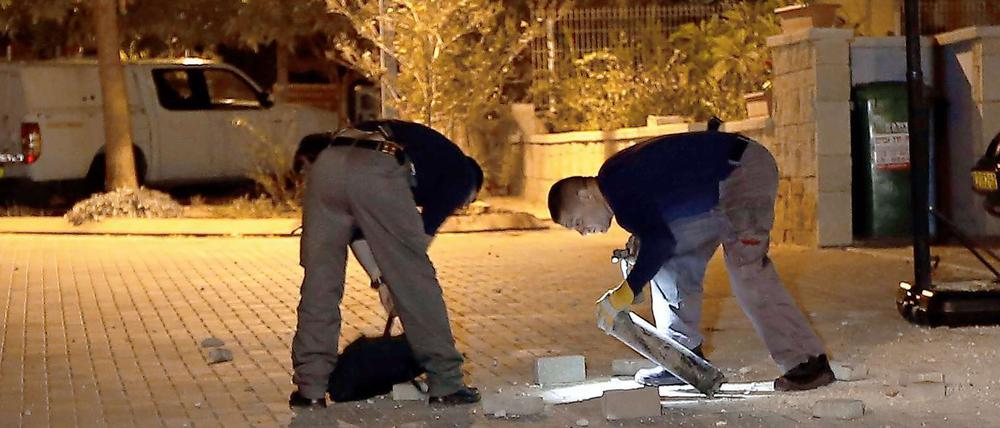 Spezialisten der israelischen Polizei untersuchen einen Sprengkörper im Süden Israels in der Nähe der Grenze zum Gazastreifen.