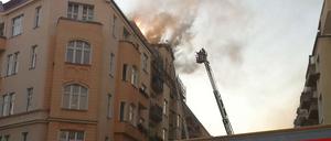 Feuer in Kreuzberg: Ein Dachstuhl steht in Flammen. 