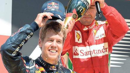 Lass dich begießen. Vettel (l.) will, dass Alonso das am Sonntag nicht tut. Denn nur wenn der Spanier nicht aufs Podest kommt, wäre Vettel womöglich Weltmeister.