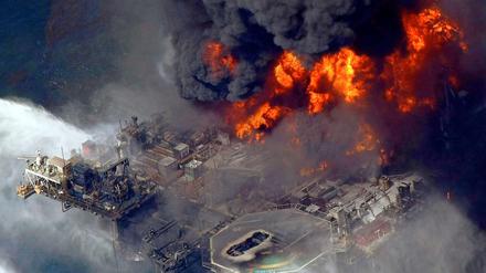 Brennende Ölplattform "Deepwater Horzizon". Der BP-Konzern ist von den wirtschaftlichen Nachwirkungen des Desaster schwer getroffen worden.