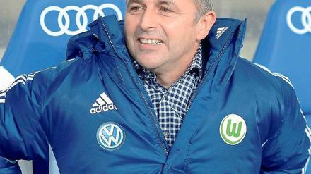 Bitte lächeln. Klaus Allofs bei seiner Premiere auf der Wolfsburger Bank. Foto: dapd