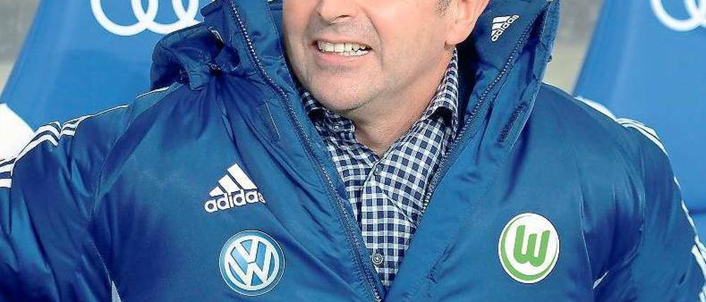 Bitte lächeln. Klaus Allofs bei seiner Premiere auf der Wolfsburger Bank. Foto: dapd
