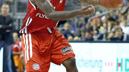 Immer am Ball. Nach dem Empfinden vieler Fans erhalten die Bayern (im Bild mit Tyrese Rice) zu viel Aufmerksamkeit. 