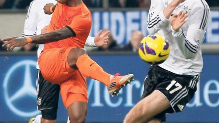 Neue Akzentuierung. Per Mertesacker, der sich hier in einen Schuss von Eljero Elia wirft, zeigt, was im Spiel gegen Holland gefordert war. 